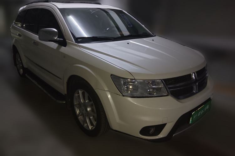 Used Dodge Journey 2013 2.4L Two-Wheel Drive Luxury Version Front Right 45 Deg