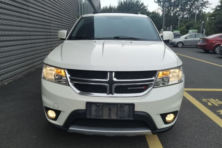 Used Dodge Journey 2013 2.4L Two-Wheel Drive Luxury Version Front
