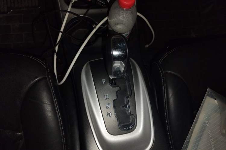 Used Dodge Journey 2013 2.4L Two-Wheel Drive Luxury Version Gear Lever