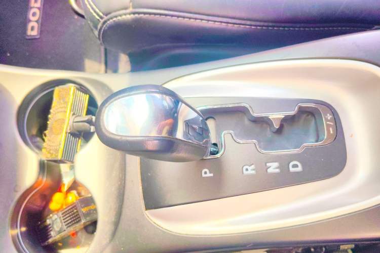 Used Dodge Journey 2013 2.4L Two-Wheel Drive Luxury Version Gear Lever
