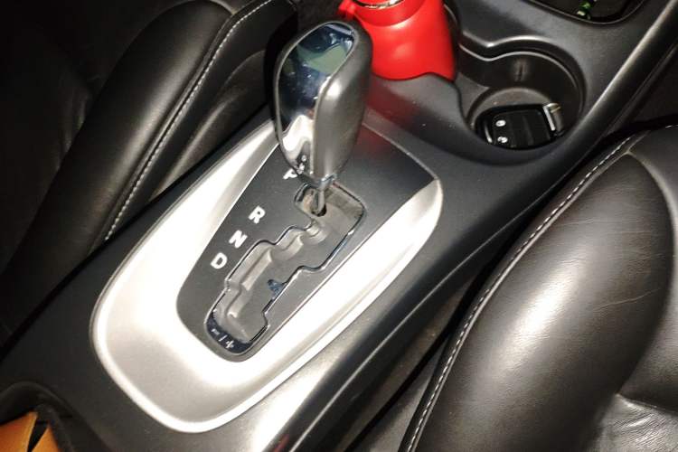 Used Dodge Journey 2013 2.4L Two-Wheel Drive Luxury Version Gear Lever