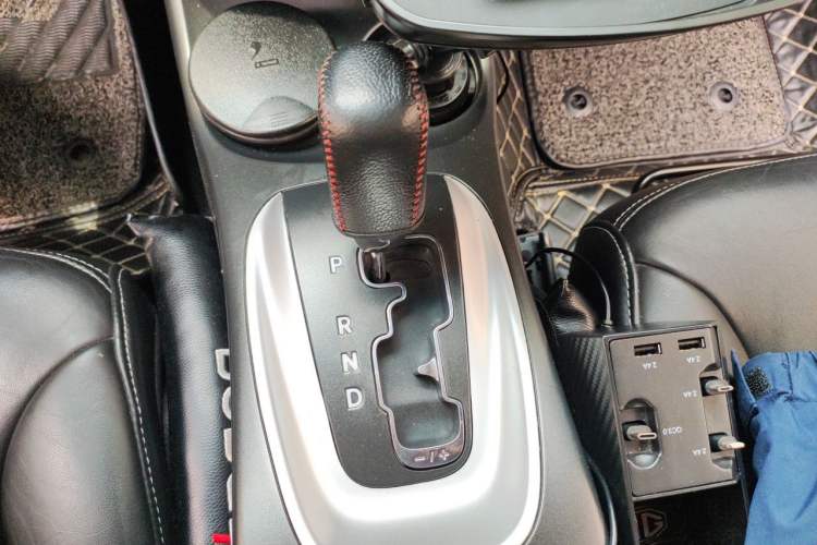 Used Dodge Journey 2013 2.4L Two-Wheel Drive Luxury Version Gear Lever