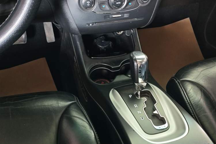 Used Dodge Journey 2013 2.4L Two-Wheel Drive Luxury Version Gear Lever