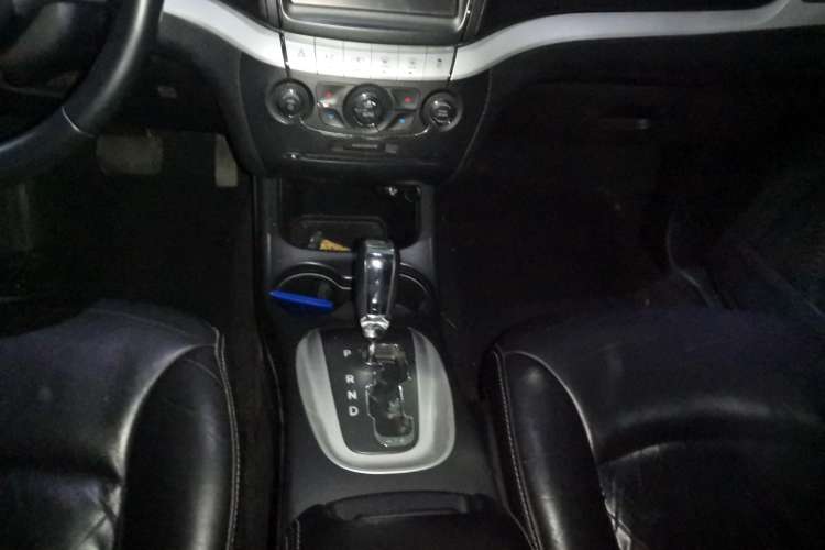 Used Dodge Journey 2013 2.4L Two-Wheel Drive Luxury Version Gear Lever