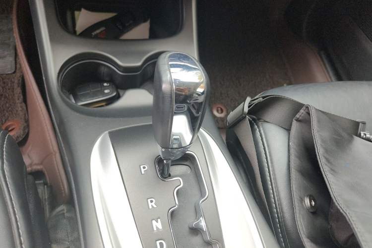 Used Dodge Journey 2013 2.4L Two-Wheel Drive Luxury Version Gear Lever