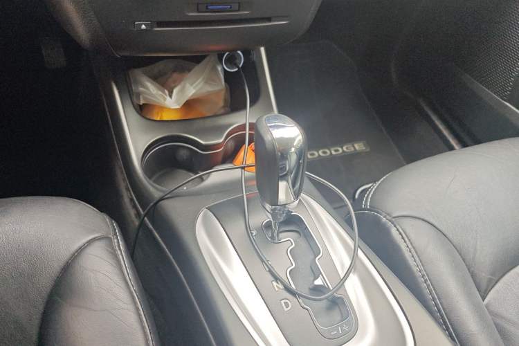 Used Dodge Journey 2013 2.4L Two-Wheel Drive Luxury Version Gear Lever