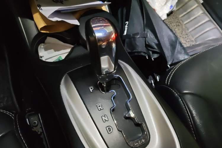 Used Dodge Journey 2013 2.4L Two-Wheel Drive Luxury Version Gear Lever