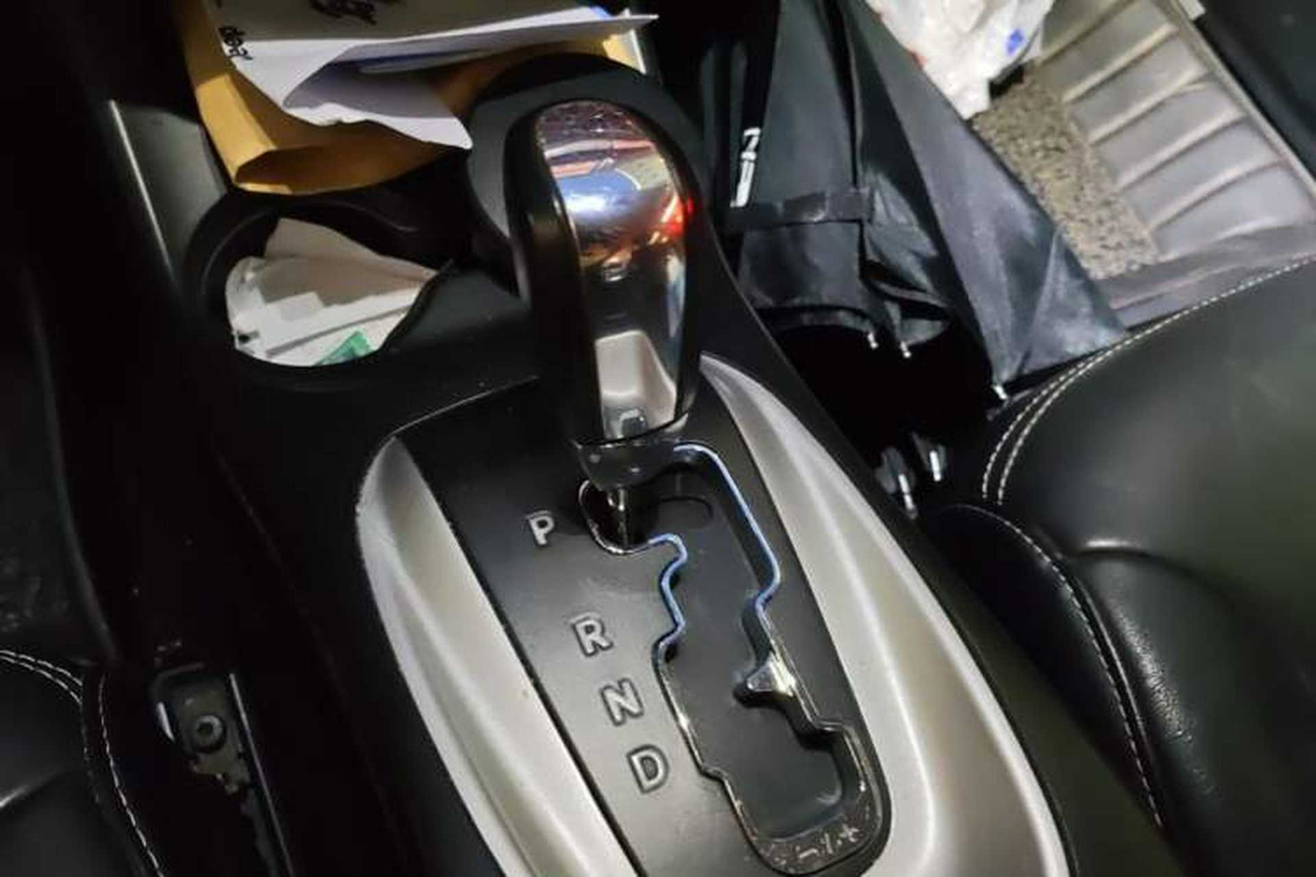 Used Dodge Journey 2013 2.4L Two-Wheel Drive Luxury Version Gear Lever