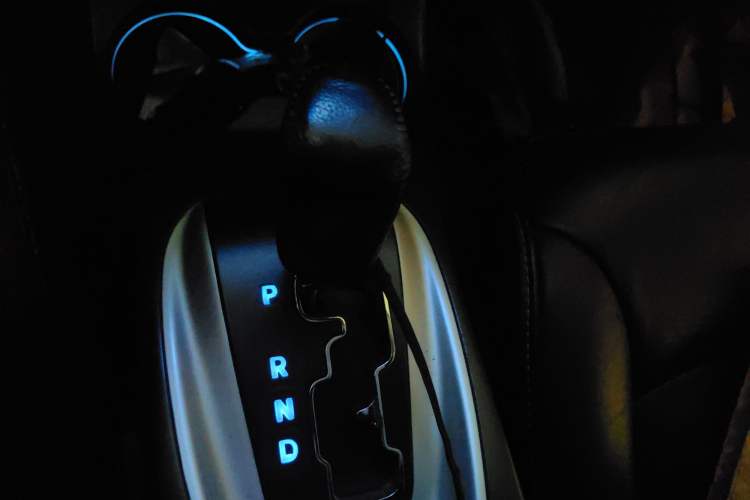 Used Dodge Journey 2013 2.4L Two-Wheel-Drive Smart Edition Gear Lever