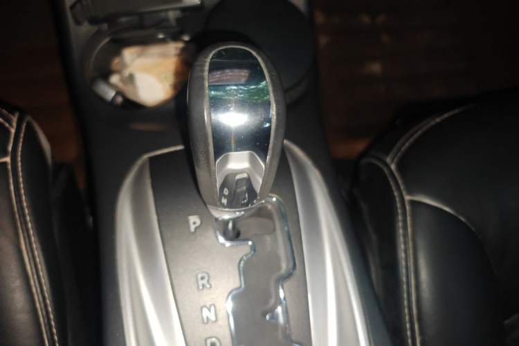 Used Dodge Journey 2013 2.4L Two-Wheel Drive Luxury Version Gear Lever