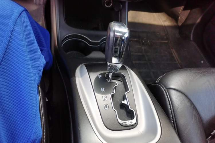 Used Dodge Journey 2013 2.4L Two-Wheel Drive Luxury Version Gear Lever