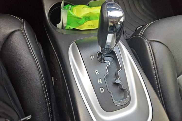 Used Dodge Journey 2013 2.4L Two-Wheel Drive Luxury Version Gear Lever