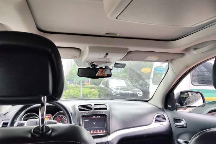 Used Dodge Journey 2013 2.4L Two-Wheel Drive Luxury Version Headliner