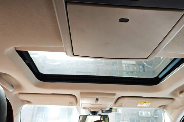 Used Dodge Journey 2013 2.4L Two-Wheel Drive Luxury Version Headliner