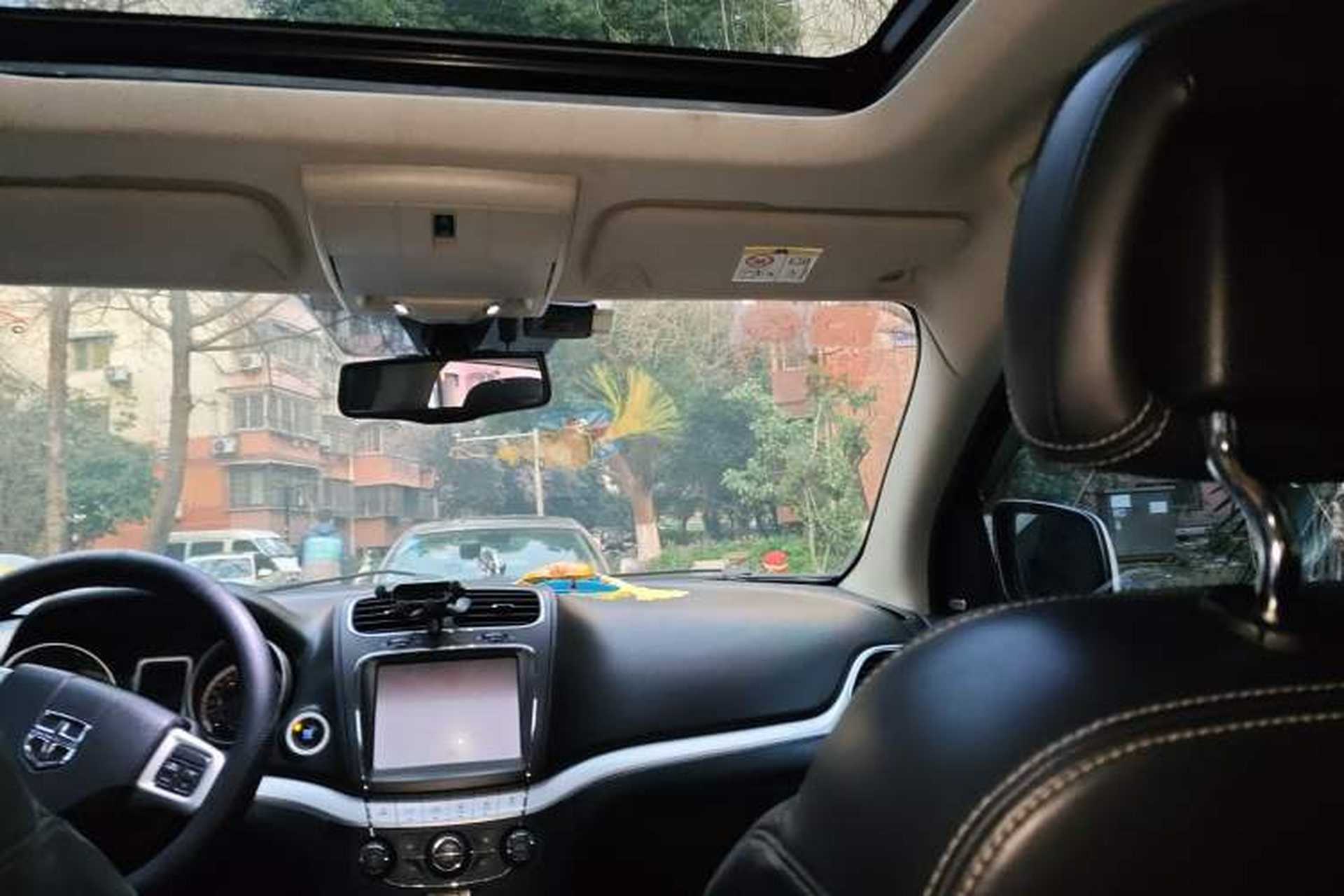 Used Dodge Journey 2013 2.4L Two-Wheel Drive Luxury Version Headliner
