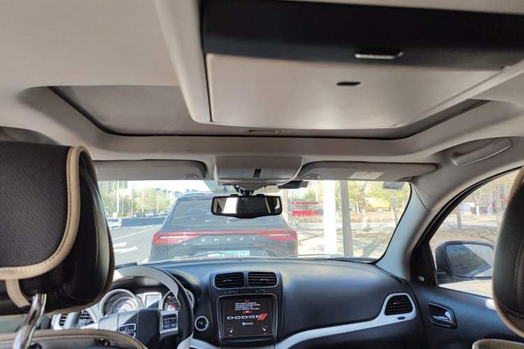 Used Dodge Journey 2013 2.4L Two-Wheel Drive Luxury Version Headliner