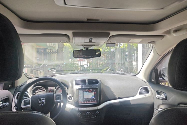 Used Dodge Journey 2013 2.4L Two-Wheel Drive Luxury Version Headliner