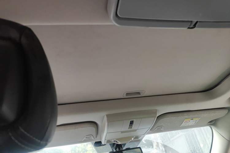 Used Dodge Journey 2013 2.4L Two-Wheel Drive Luxury Version Headliner