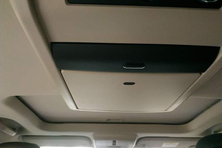 Used Dodge Journey 2013 2.4L Two-Wheel Drive Luxury Version Headliner