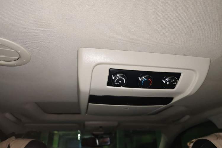 Used Dodge Journey 2013 2.4L Two-Wheel Drive Luxury Version Headliner