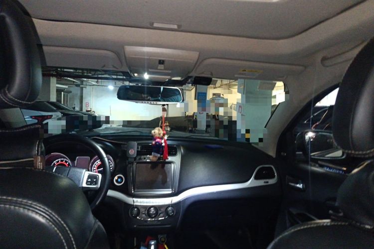 Used Dodge Journey 2013 2.4L Two-Wheel Drive Luxury Version Headliner