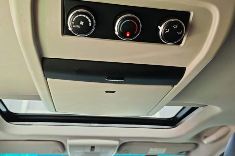 Used Dodge Journey 2013 2.4L Two-Wheel Drive Luxury Version Headliner