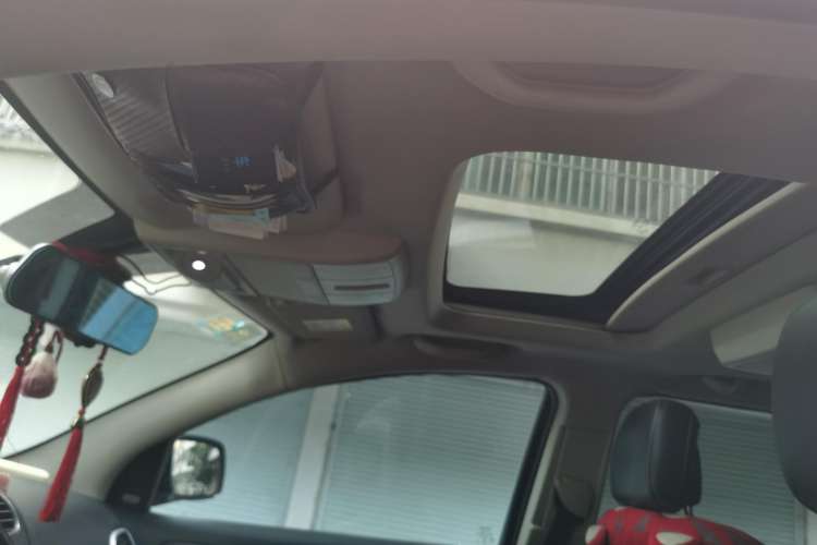 Used Dodge Journey 2013 2.4L Two-Wheel Drive Luxury Version Headliner