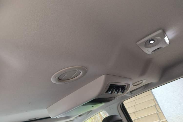 Used Dodge Journey 2013 2.4L Two-Wheel Drive Luxury Version Headliner