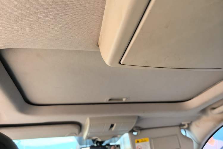 Used Dodge Journey 2013 2.4L Two-Wheel Drive Luxury Version Headliner