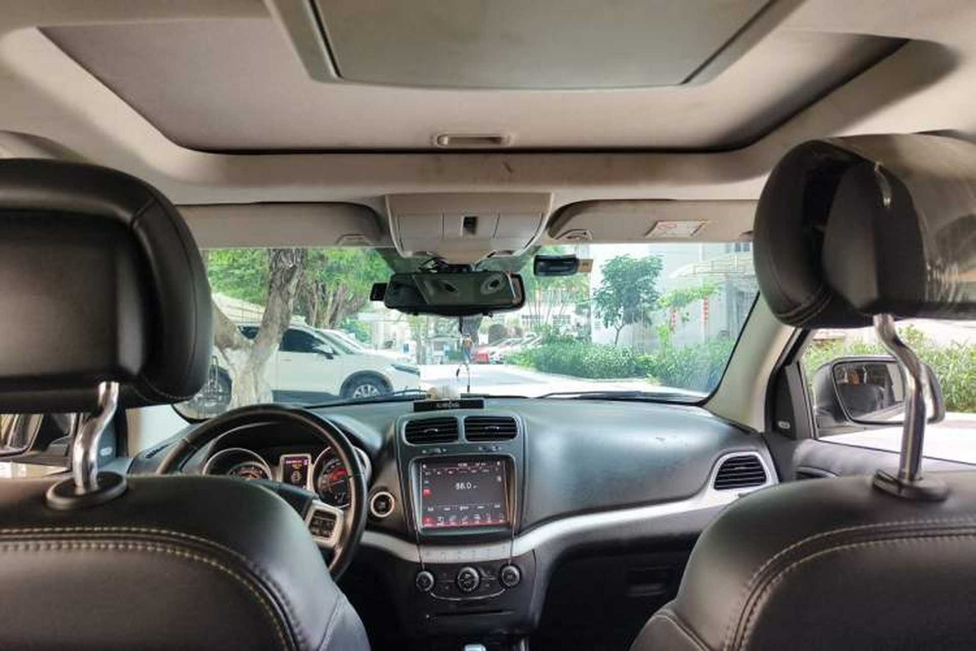 Used Dodge Journey 2013 2.4L Two-Wheel Drive Luxury Version Headliner