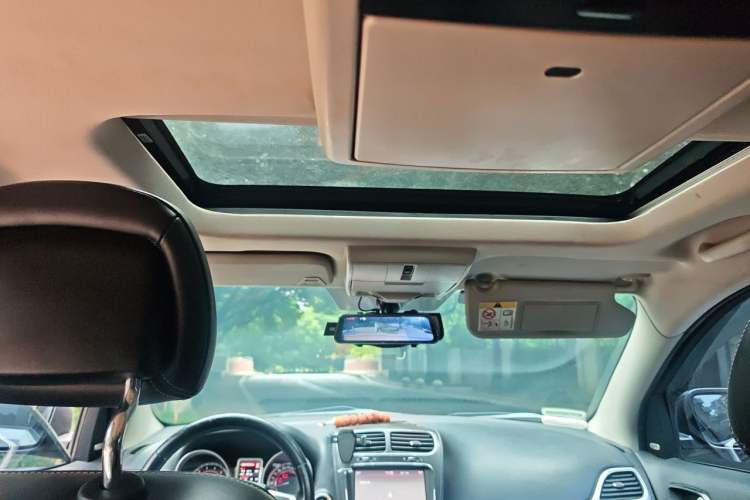 Used Dodge Journey 2013 2.4L Two-Wheel Drive Luxury Version Headliner