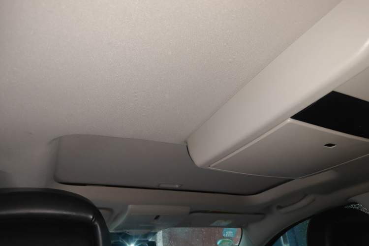Used Dodge Journey 2013 2.4L Two-Wheel Drive Luxury Version Headliner
