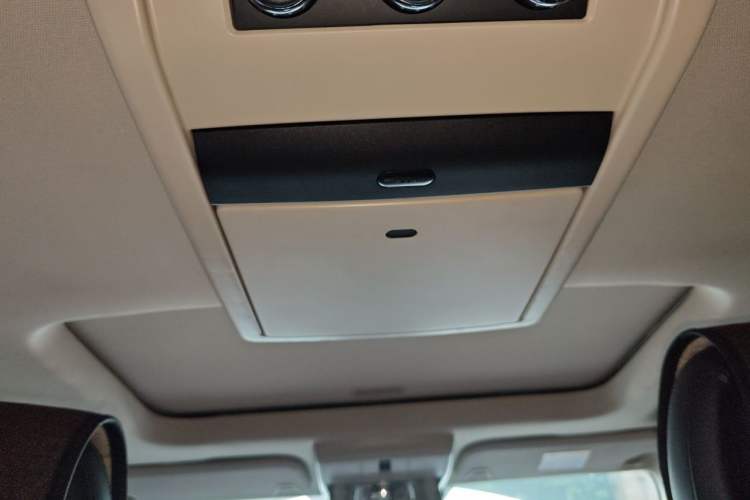 Used Dodge Journey 2013 2.4L Two-Wheel Drive Luxury Version Headliner