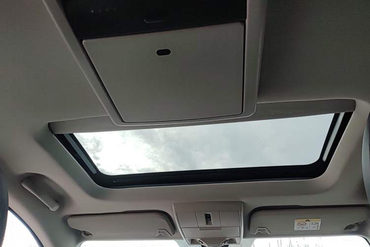 Used Dodge Journey 2013 2.4L Two-Wheel Drive Luxury Version Headliner