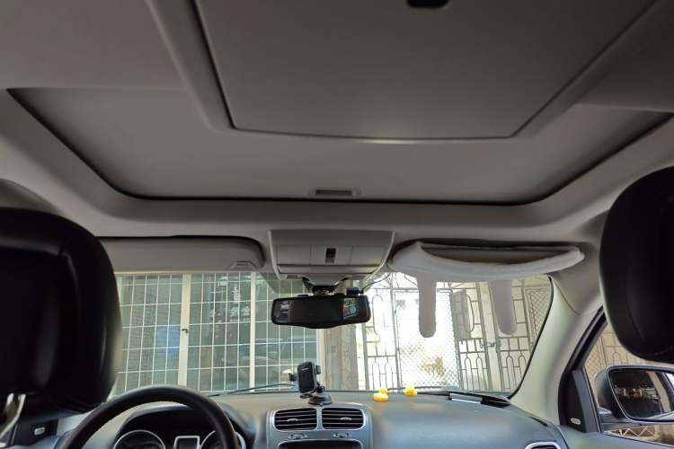 Used Dodge Journey 2013 2.4L Two-Wheel Drive Luxury Version Headliner