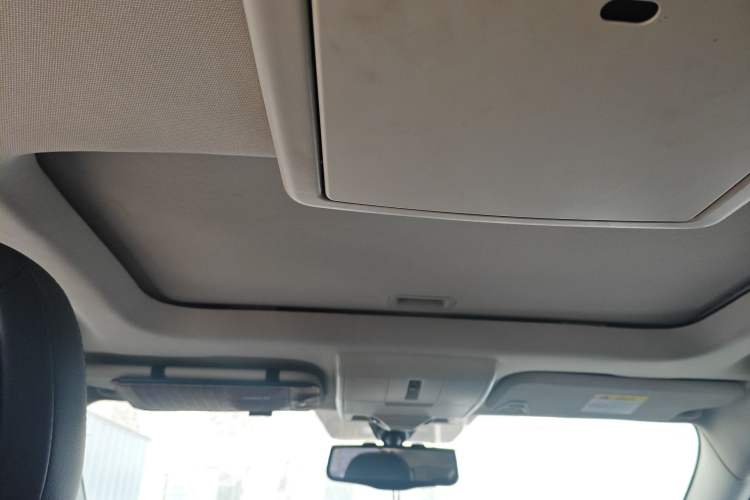 Used Dodge Journey 2013 2.4L Two-Wheel Drive Luxury Version Headliner