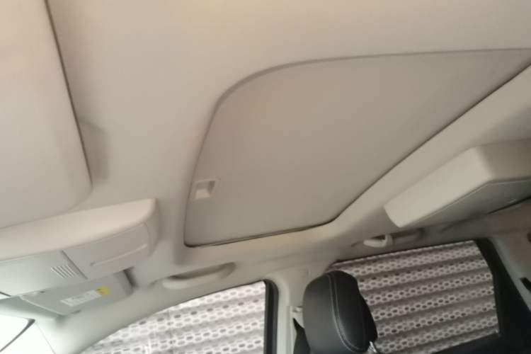 Used Dodge Journey 2013 2.4L Two-Wheel Drive Luxury Version Headliner