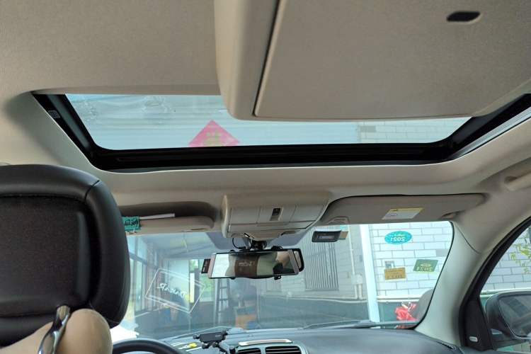 Used Dodge Journey 2013 2.4L Two-Wheel Drive Luxury Version Headliner