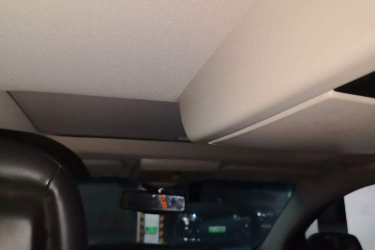 Used Dodge Journey 2013 2.4L Two-Wheel Drive Luxury Version Headliner