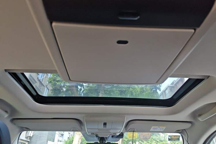 Used Dodge Journey 2013 2.4L Two-Wheel Drive Luxury Version Headliner