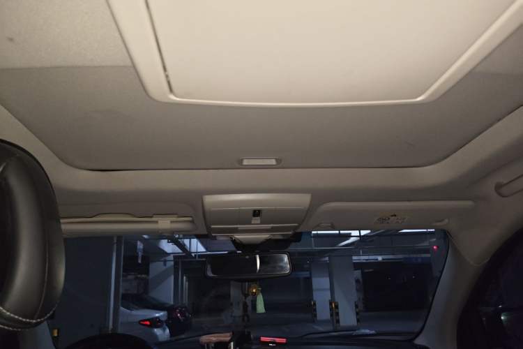 Used Dodge Journey 2013 2.4L Two-Wheel Drive Luxury Version Headliner