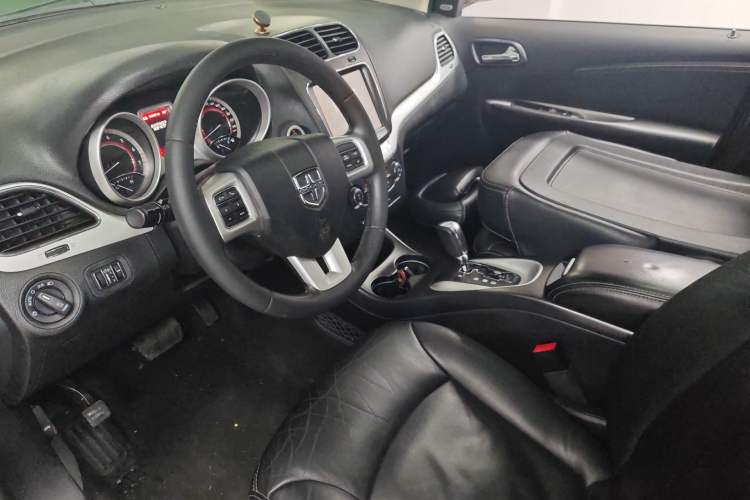 Used Dodge Journey 2013 2.4L Two-Wheel Drive Luxury Version Interior 1