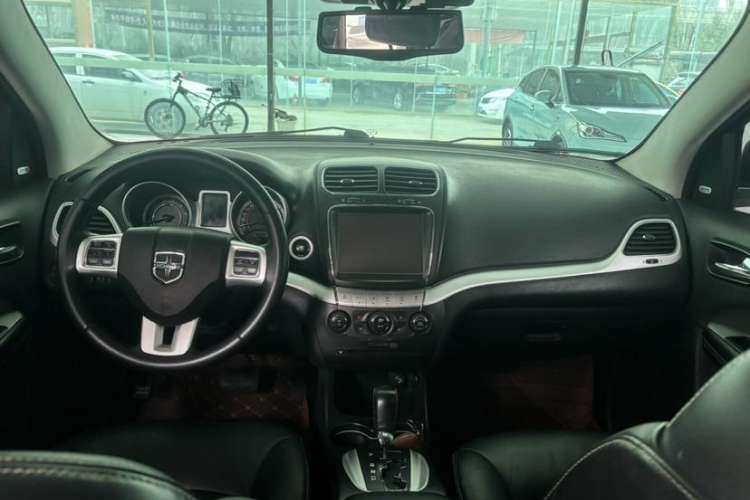 Used Dodge Journey 2013 2.4L Two-Wheel Drive Luxury Version Interior 1