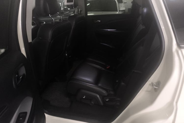 Used Dodge Journey 2013 2.4L Two-Wheel Drive Luxury Version Interior 1