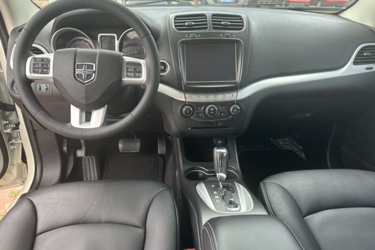 Used Dodge Journey 2013 2.4L Two-Wheel Drive Luxury Version Interior 1
