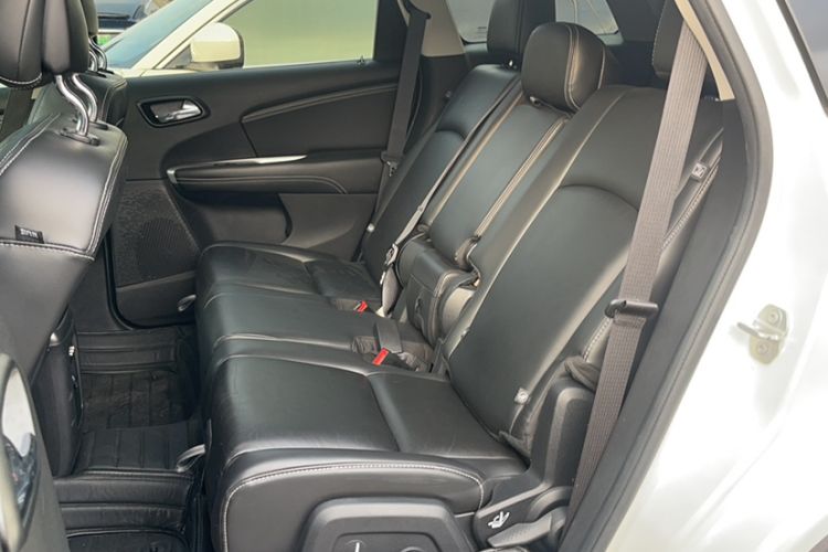 Used Dodge Journey 2013 2.4L Two-Wheel Drive Luxury Version Interior 1