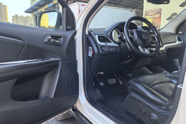 Used Dodge Journey 2013 2.4L Two-Wheel Drive Luxury Version Interior 1