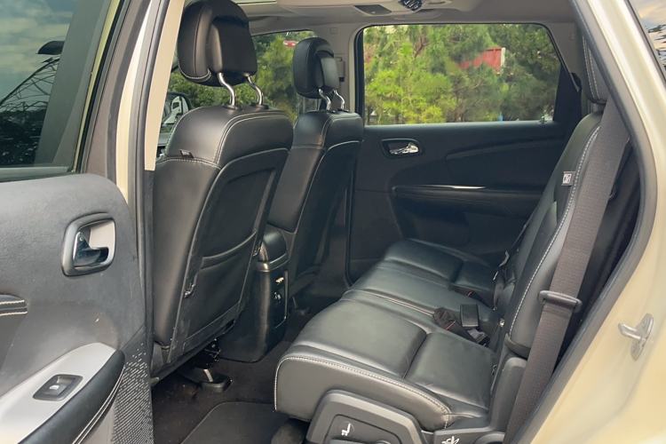 Used Dodge Journey 2013 2.4L Two-Wheel Drive Luxury Version Interior 1