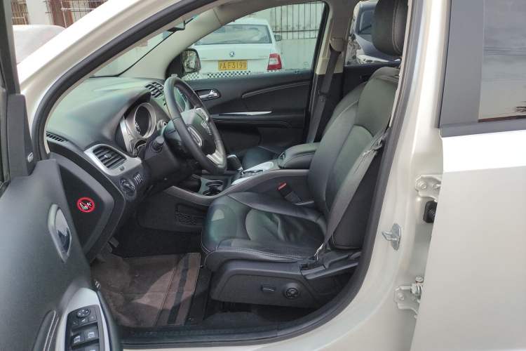 Used Dodge Journey 2013 2.4L Two-Wheel Drive Luxury Version Interior 1