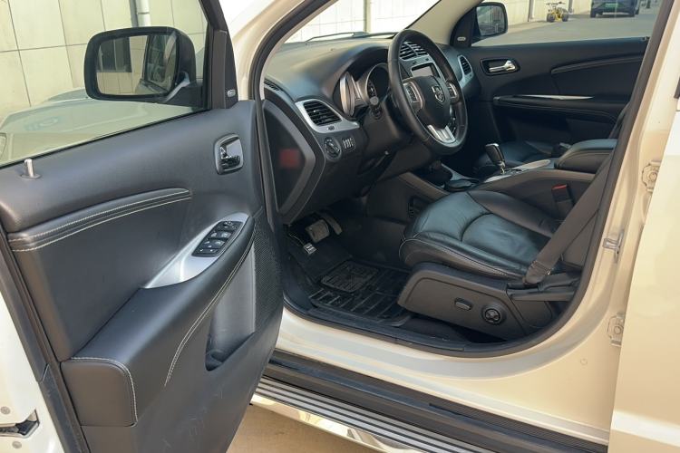 Used Dodge Journey 2013 2.4L Two-Wheel Drive Luxury Version Interior 1